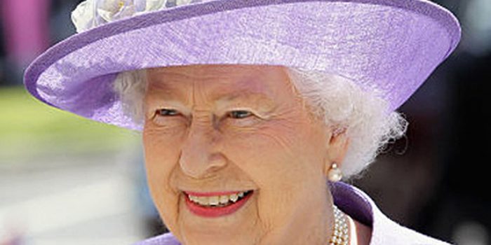 Rainha da Inglaterra mantém-se em serviço mesmo com covid-19