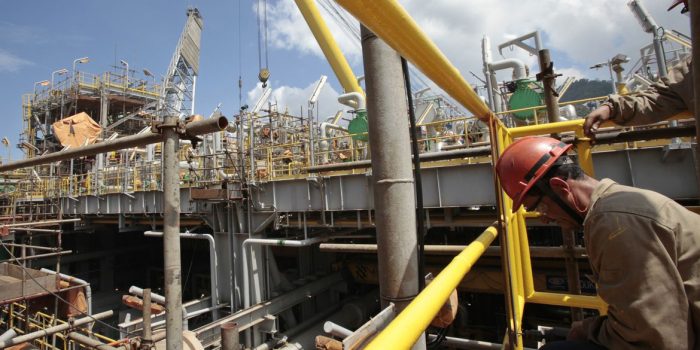 Produção nacional de petróleo teve queda de 3,8% em fevereiro