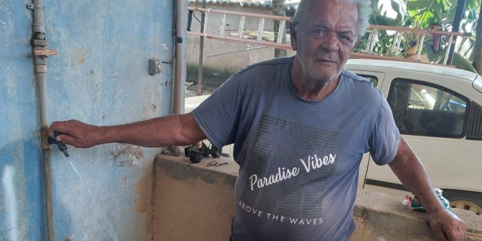 Moradores de Queimados comemoram a chegada da água tratada