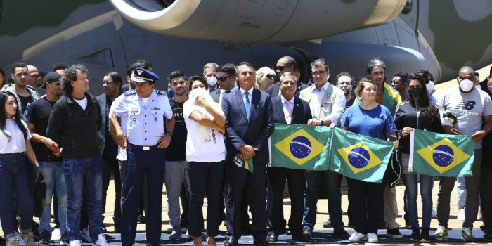 Grupo vindo da Polônia chega a Brasília em aviões da FAB