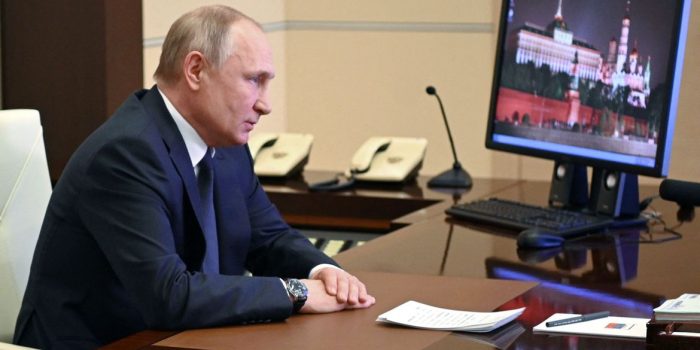 Putin alerta que Rússia não pode ser isolada