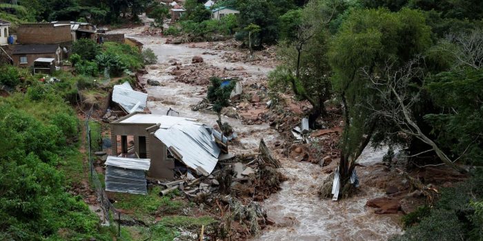 Dez mil militares ajudam vítimas de inundações na África do Sul
