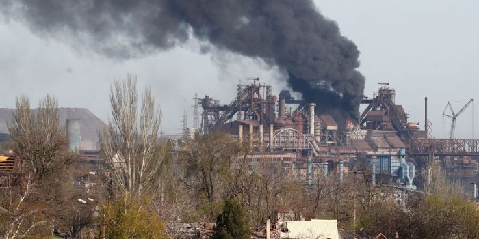 Ucrânia busca retirar civis escondidos com combatentes em siderúrgica