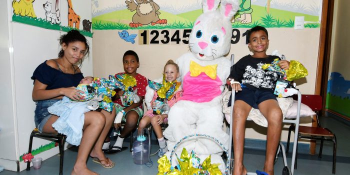 Crianças internadas no Hospital da Posse ganham festa de Páscoa