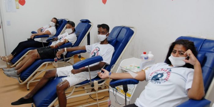Hospital da Posse recebe doações de sangue de integrantes de roda de samba
