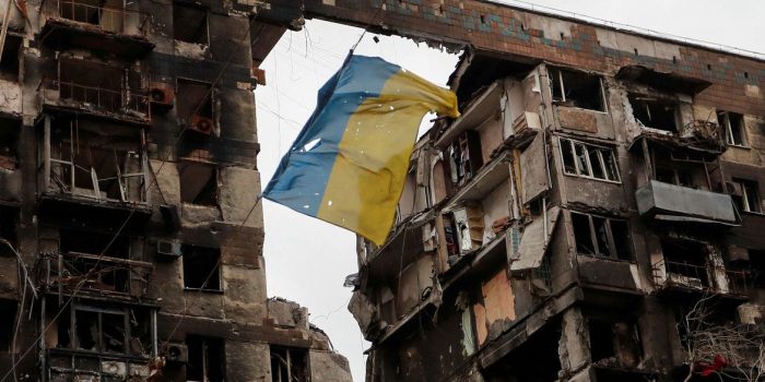 Cidade de Donbas é destruída por russos, anuncia Zelensky