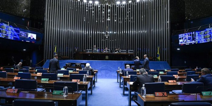 Senado aprova MP que aumenta salário mínimo e amplia isenção do IR