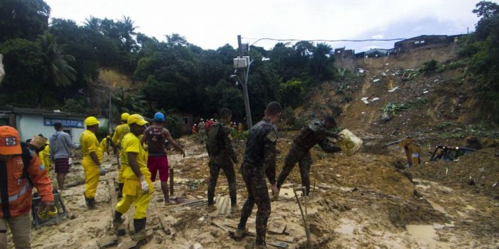 Chega a 100 número de mortes devido às chuvas em Pernambuco