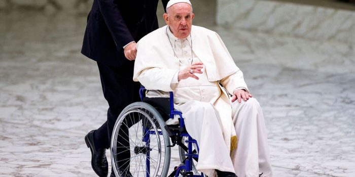 Viagem do papa à África em julho é adiada por problema no joelho