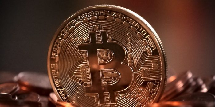 Bitcoin cai para nova mínima de 18 meses e colapso se aprofunda