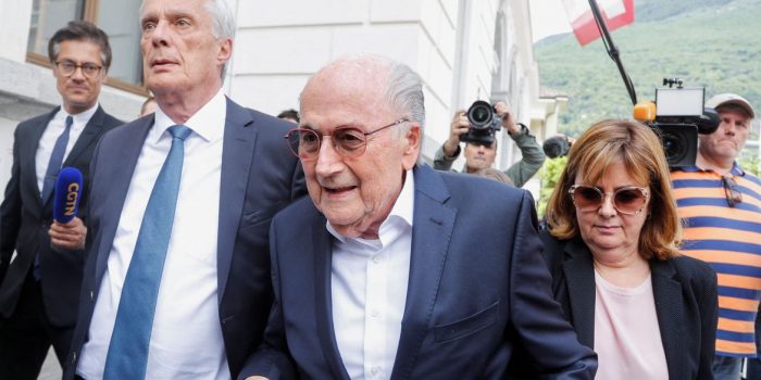 Blatter alega estar doente demais para depor em julgamento na Suíça