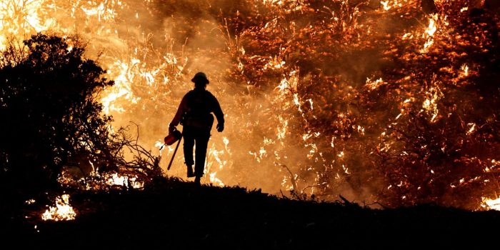 Incêndio na Califórnia já destruiu 42 residências
