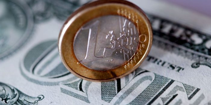 Euro e dólar alcançam a paridade pela primeira vez em 20 anos