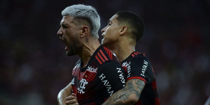 Arrascaeta desequilibra e Flamengo faz placar para chegar às quartas