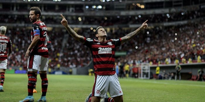 Na estreia de Vidal, Flamengo vira sobre Avaí com dois gols de Pedro