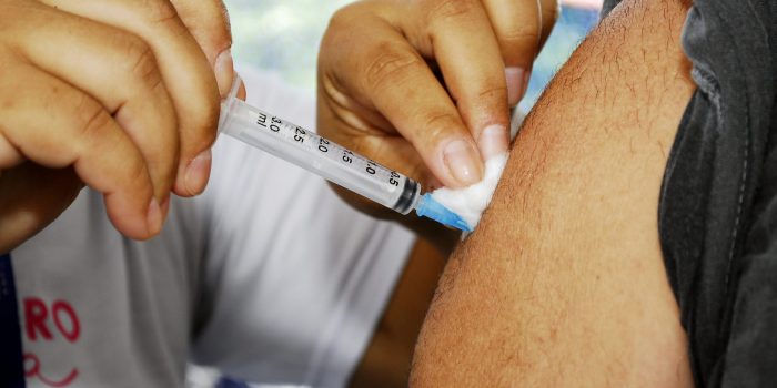 Nova Iguaçu vacina pessoas acima de 40 anos com a segunda dose de reforço da Covid