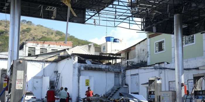 Explosão de carro em posto no Rio de Janeiro deixa dois feridos