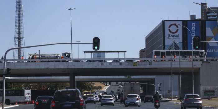 Carro invade ponto de ônibus e deixa feridos e um morto em Brasília