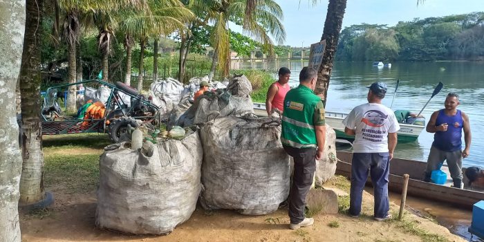 Cerca de duas toneladas de material reciclável são retirados nas Lagoas do Guandu