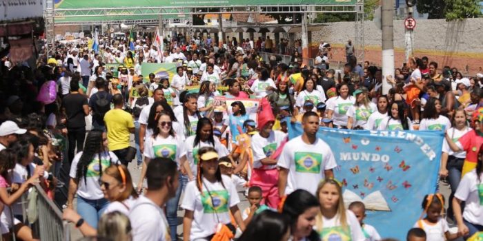 Belford Roxo encerra Semana da Pátria com desfile no centro do município