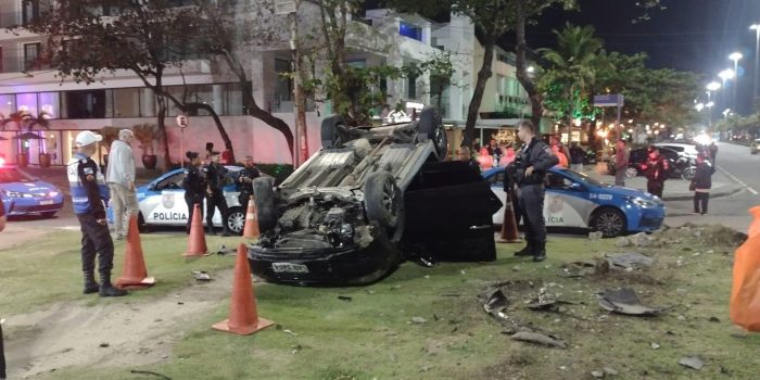 Homens furam blitz da Lei Seca e provocam acidente na Barra da Tijuca