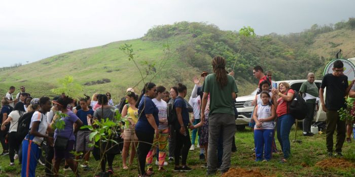 Alunos com deficiência participam de reflorestamento na Serra do Vulcão 