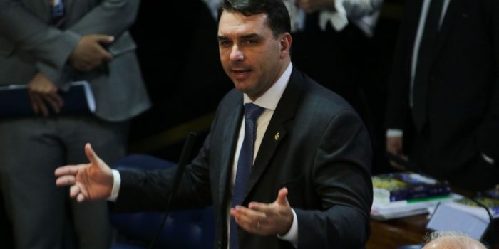 Flávio Bolsonaro agradece pelos votos dados ao pai nas eleições