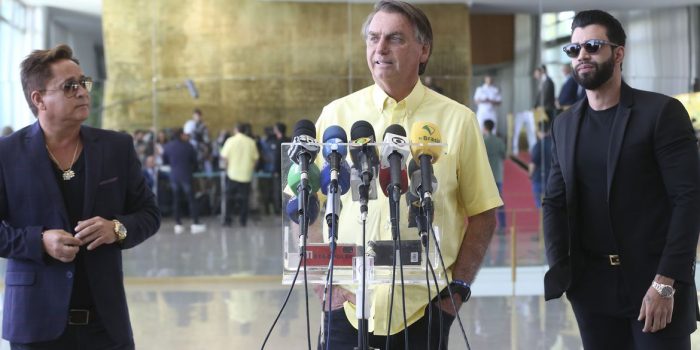 Bolsonaro recebe apoio de ex-senadores e cantores sertanejos