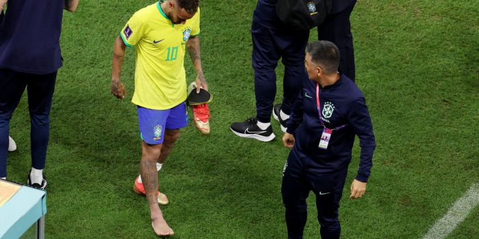 Neymar realiza exames em hospital para avaliar lesão