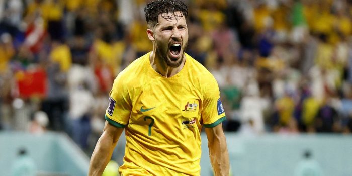 Austrália bate Dinamarca e volta às oitavas de uma Copa após 16 anos