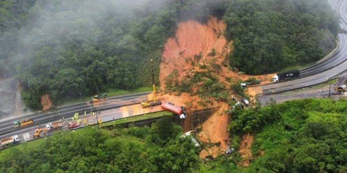 Deslizamento de terra em rodovia no Paraná soterra carros e caminhões