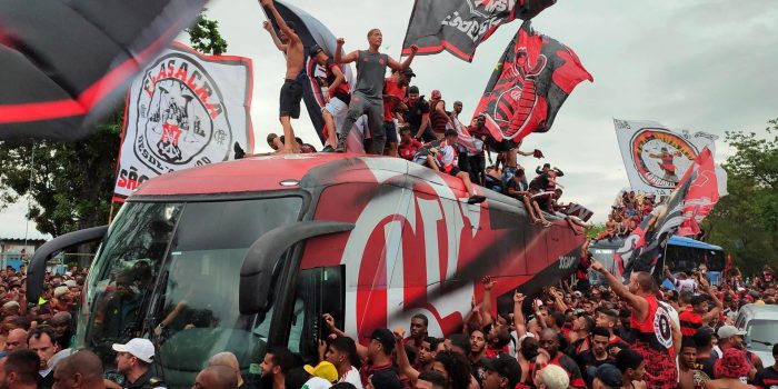 Festa por títulos do Flamengo leva multidão ao centro do Rio