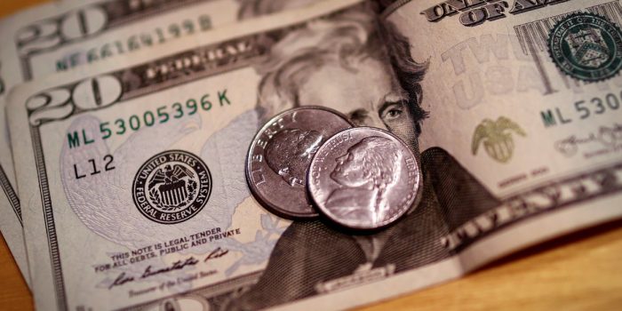 Dólar tem leve queda e fecha a R$ 5,19 com Fed e PEC da Transição