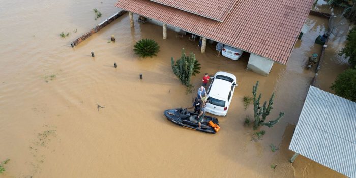 Cartilha reúne orientações para população atingida por enchentes