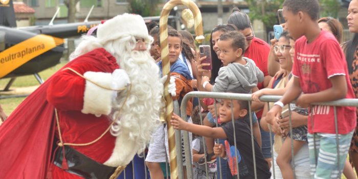 Papai Noel pousa em Nova Iguaçu de helicóptero para fazer a alegria da criançada
