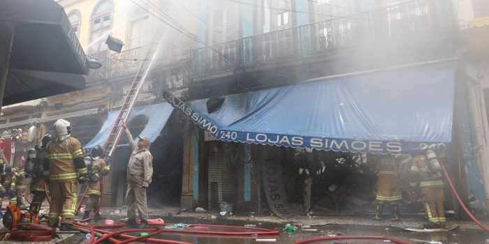 Incêndio consome loja no centro do Rio 