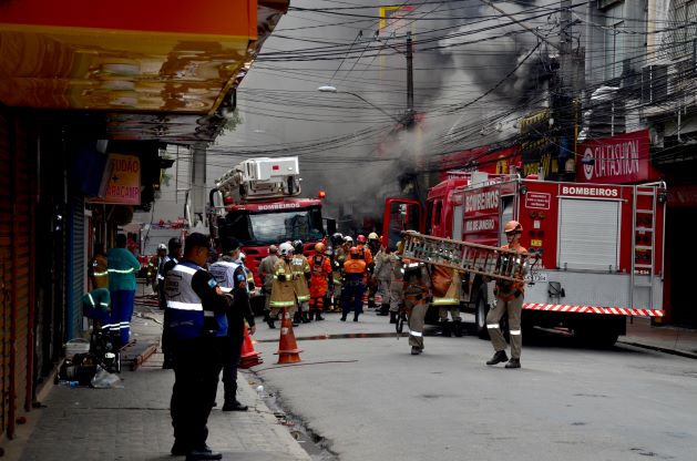Defesa Civil atua no Calçadão após incêndio no Shopping Vida