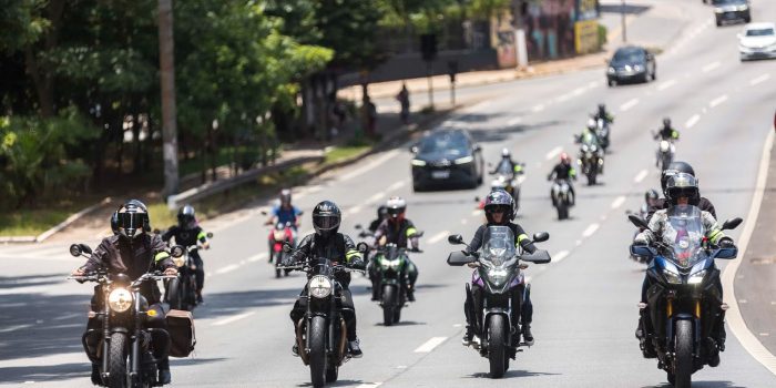 Triumph abre calendário 2023 com ride Women For The Ride