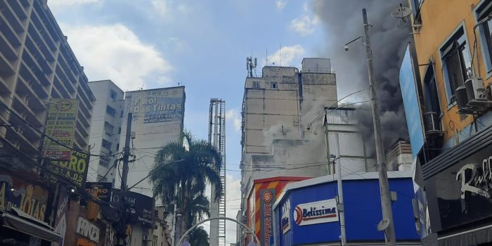 Incêndio destrói loja do Shopping Vida no calçadão de Nova Iguaçu