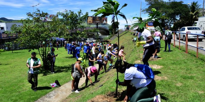 Nova Iguaçu inicia comemoração de aniversário com plantio de 190 árvores