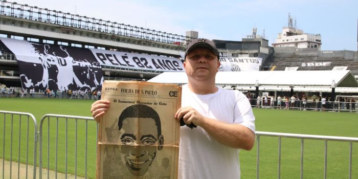Fãs resgatam memórias de Pelé em última homenagem ao Rei do Futebol