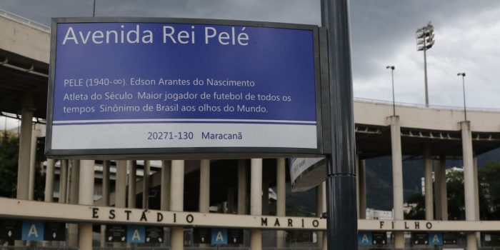 Prefeitura instala placas da Avenida Rei Pelé, em frente ao Maracanã