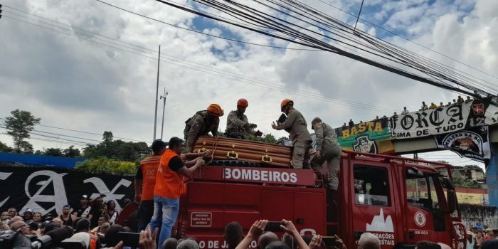Maior ídolo do Vasco, Roberto Dinamite é sepultado em Caxias