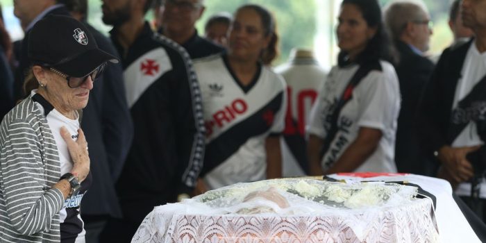 Fãs de Roberto Dinamite se despedem do craque vascaíno em São Januário