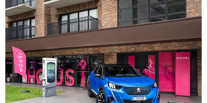Peugeot anuncia parceria com a Housi para compartilhamento de veículos elétricos