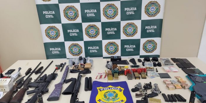 Polícias prendem homem com munições e peças de fuzil para organizações criminosas