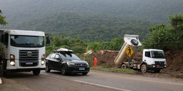 Rio-Santos tem 13 interdições parciais devido às chuvas