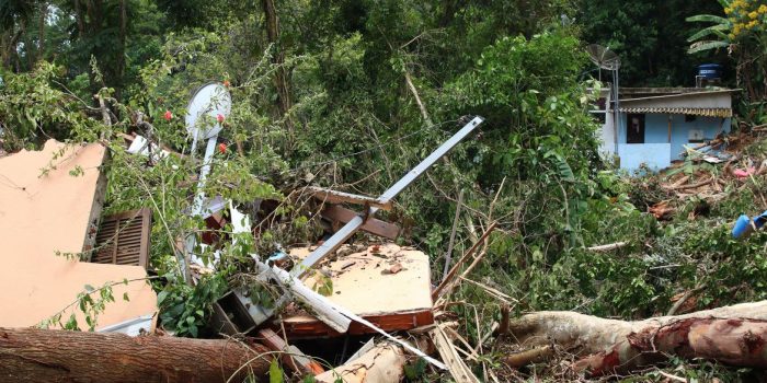 Sobe para 54 número de mortos após chuvas no litoral norte paulista