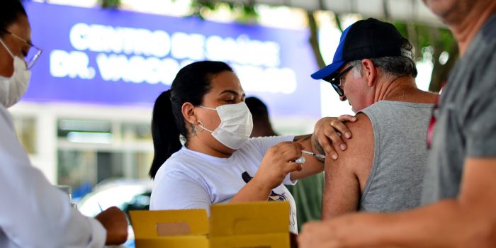Nova Iguaçu aplica vacina bivalente contra covid-19 nesta sexta-feira (3)