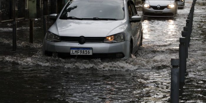 Chuvas deixam dois mortos na Baixada e uma pessoa desaparecida no Rio